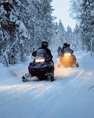 Reducing Your Risks of Injury on a Snowmobile Excursion